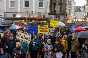 Steele zeigt Gesicht Demo